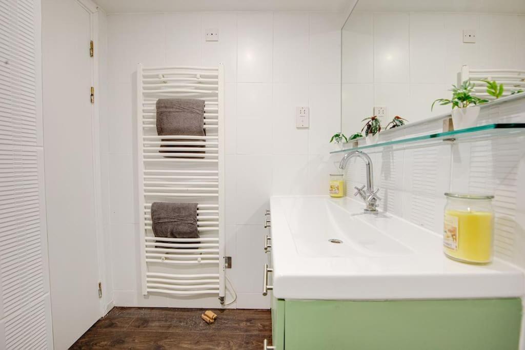 Luxstay Earls Court Apartment - Sleeps Up To 7 Лондон Екстериор снимка
