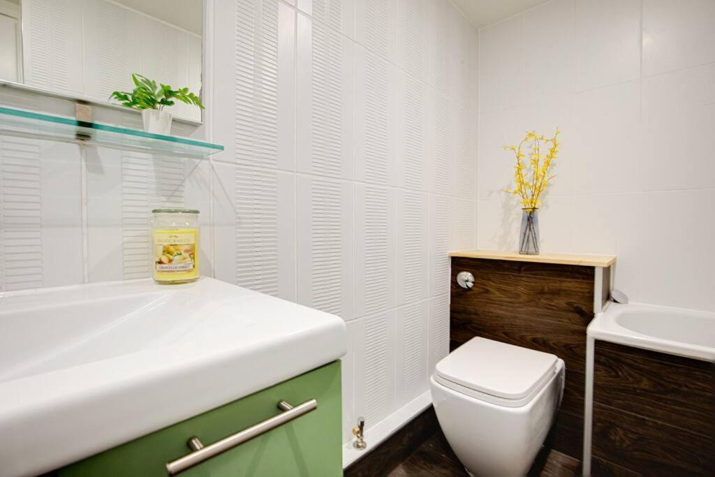 Luxstay Earls Court Apartment - Sleeps Up To 7 Лондон Екстериор снимка