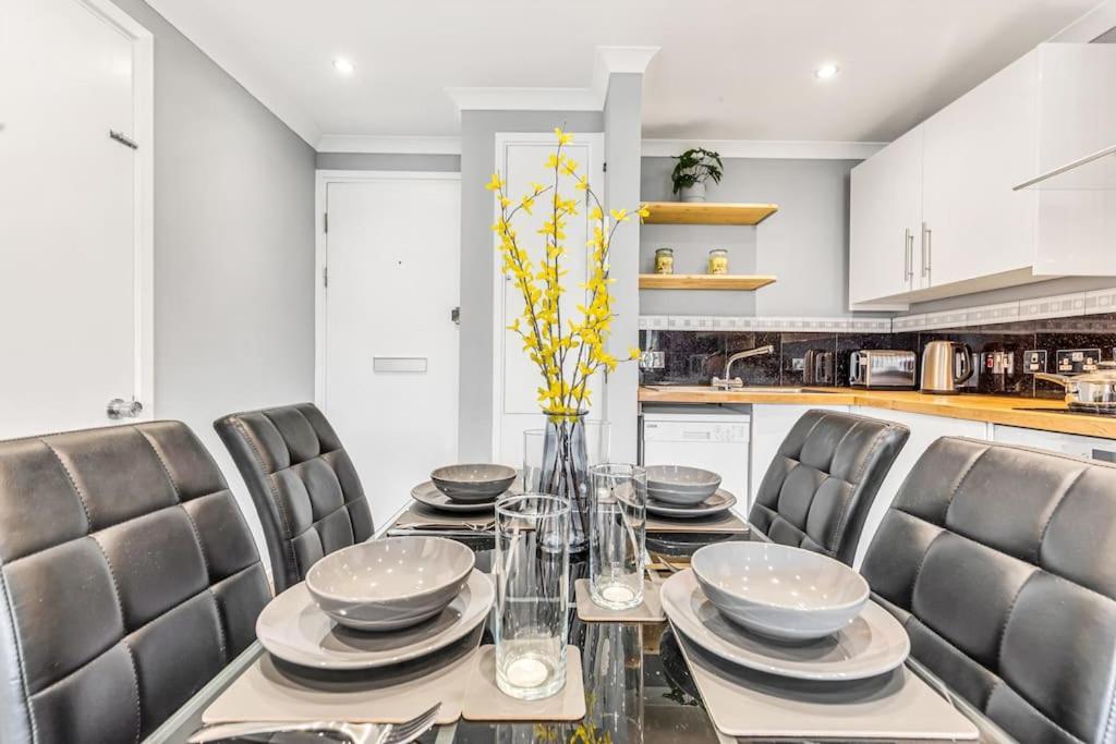 Luxstay Earls Court Apartment - Sleeps Up To 7 Лондон Екстериор снимка