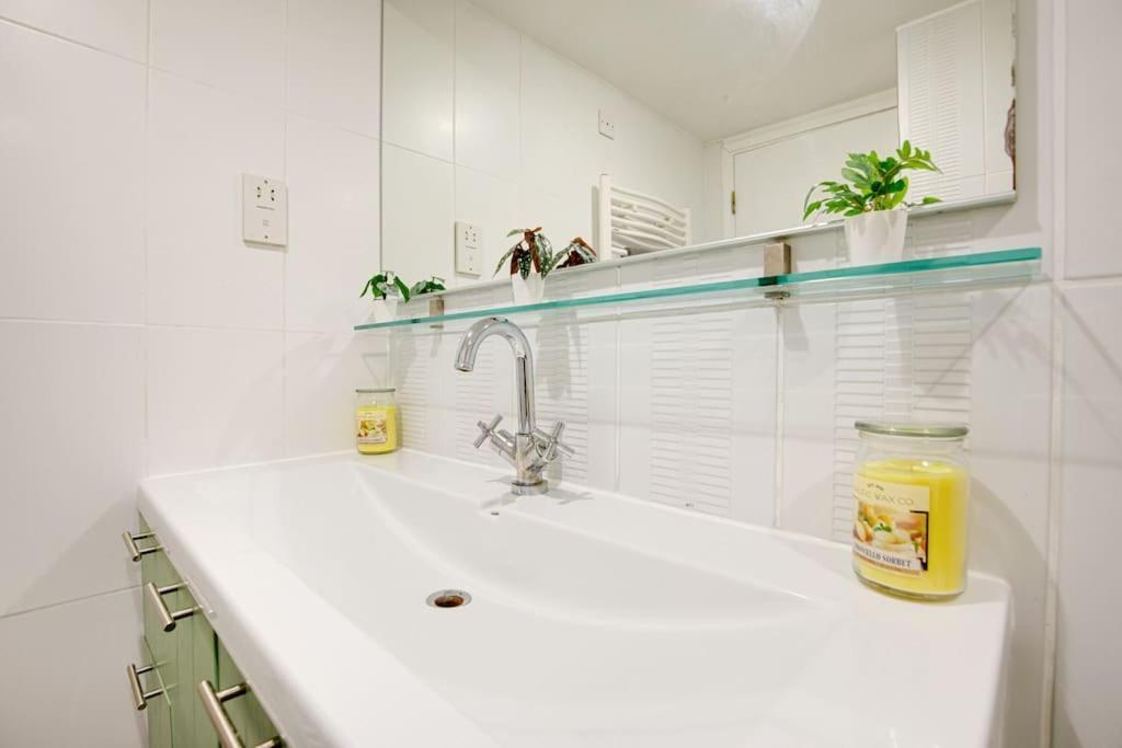 Luxstay Earls Court Apartment - Sleeps Up To 7 Лондон Екстериор снимка
