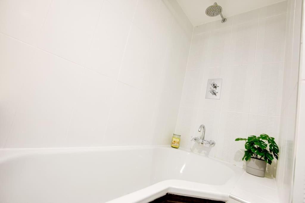 Luxstay Earls Court Apartment - Sleeps Up To 7 Лондон Екстериор снимка