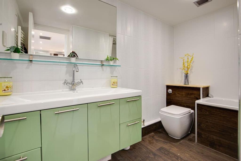 Luxstay Earls Court Apartment - Sleeps Up To 7 Лондон Екстериор снимка