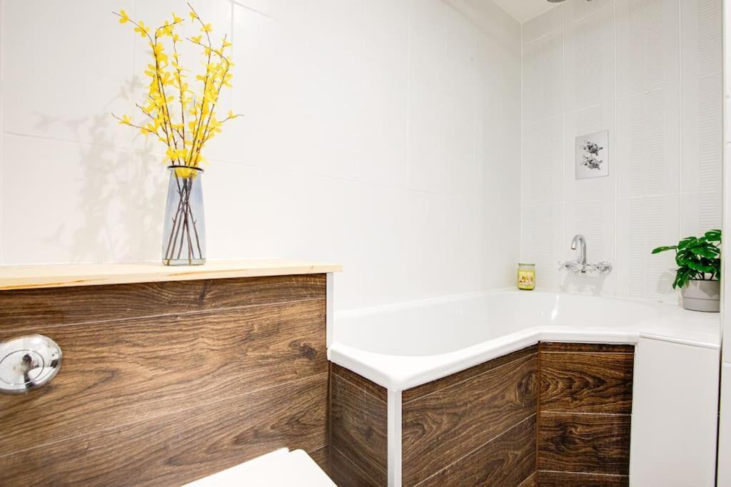 Luxstay Earls Court Apartment - Sleeps Up To 7 Лондон Екстериор снимка