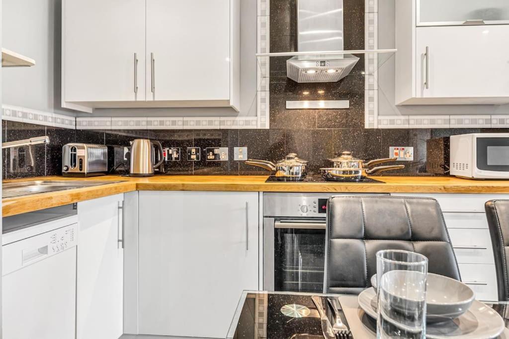 Luxstay Earls Court Apartment - Sleeps Up To 7 Лондон Екстериор снимка