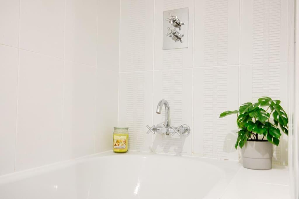 Luxstay Earls Court Apartment - Sleeps Up To 7 Лондон Екстериор снимка